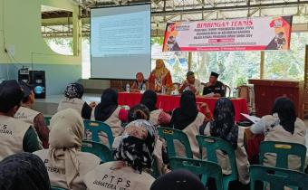 ibu rikas sari mengisi materi BIMTEK PTPS Kecamatan Bahorok